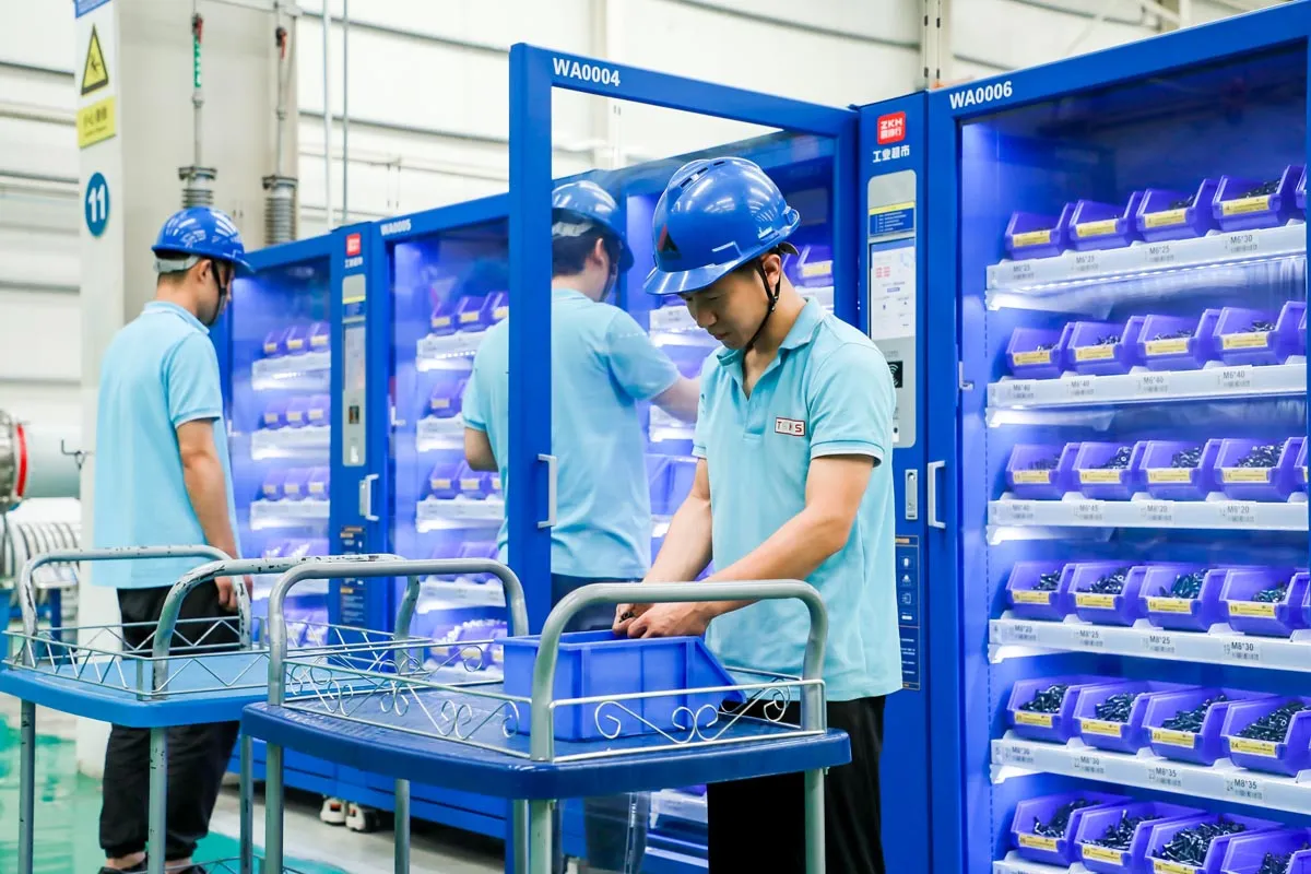 Materiaaluitname bij een SmartWeight-kast in een industriële omgeving